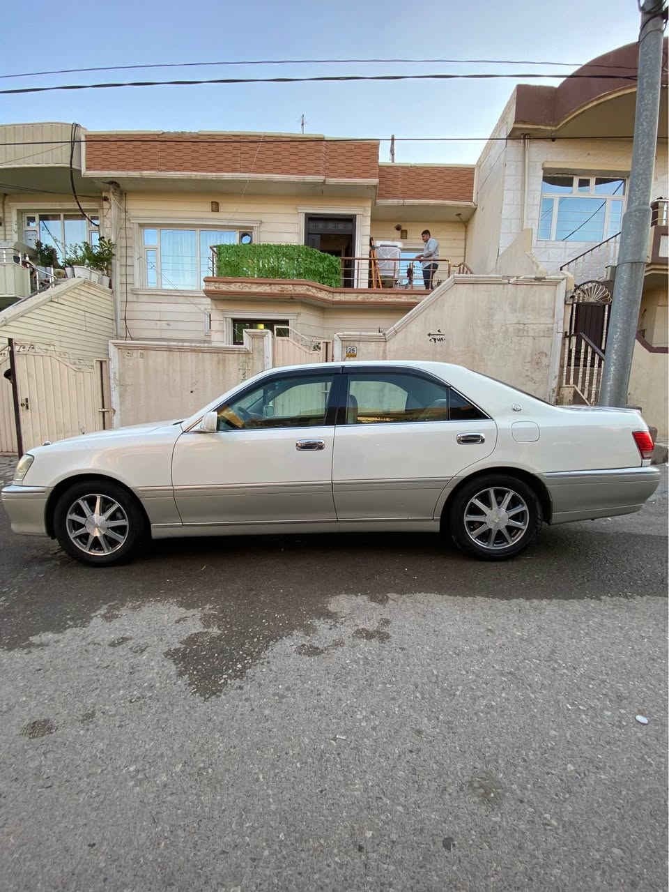 مه ليكه مؤديل 2002  مووسه سئ دووگمه يه كؤدم بؤ كردوه به نا وى خؤمه وه يه ره قه مه كه شم وه رگرتوه جوار تا يه و ويلى تا زه ي له سه ره سه قفوو به شه رت پيشوو دوا كه پس سا ره كه جا يزه  3سا له لا ى خؤما نه سا ره كه ما لى دؤسته يه ك دينا ر مه سره فى تيا نيه 
***********
*********** السليمانية, العراق
