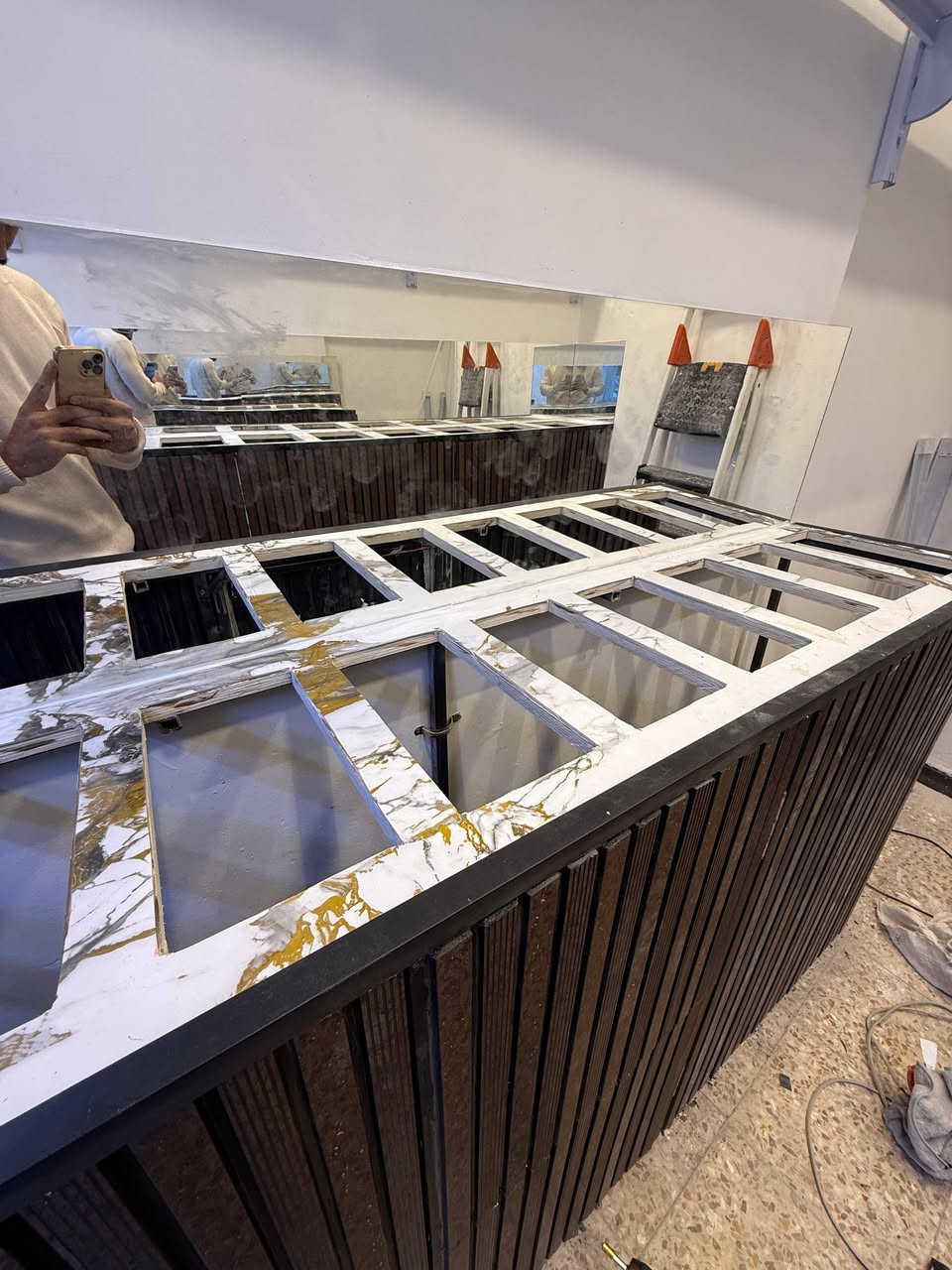 معرض او ميز ديكور للمخللات او المقبلات
مناسب للمطابخ والمطاعم ومحلات الطرشي
أستعمال خفيف جداً اقل شهرين 
أخوتي شغل درجة اولى الله شاهد متانة ونظافة وجمال وداخل الميز هيكل حديد حدادة درجة أولى 
مميزاته : 
الميز الأول بطول ٣ متر يحتوي على ٩ حافظات بوزن ٥ كيلو واثنين ابواب للخزن الداخلي
الميز الثاني بطول ٢ متر يحتوي على ١٠ حافظات بوزن ٣ كيلو وايضاً باب للخزن الداخلي 
الميز والحافظات الخواشيك اريد ابيع كامل
السعر رايده 650,000 الف دينار
الله شاهد مو سعره ومكلفني جداً 
اهل المصلحة يعرفون شكد سعر هذه الحافظة الفايبر گلاص.
موجود مكاني البصره / شارع التميمية 📍
للتواصل : ***********
