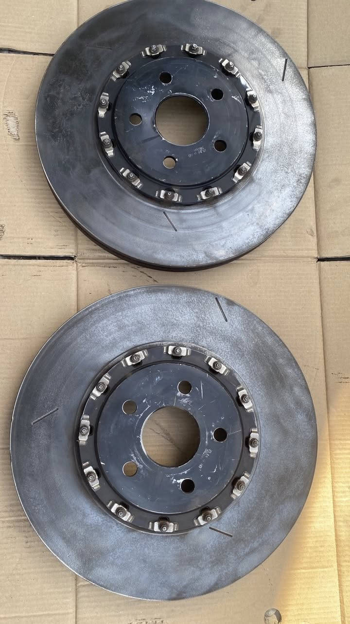 السلام عليكم
ارضيات جيب srt اصليات تفصيخ تخم نضيف جدا 
فلنجات جيب srt 6 بستم برمبو 
شوته موبار جيب بوكس نضيف جدا 
للاستفسار ***********
