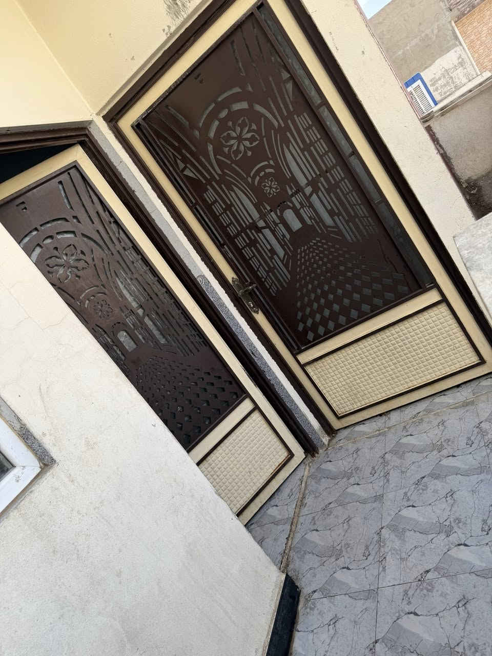 شقة للإيجار بناء حديث غرفتين نوم وهول
واستقبال ومطبخ وبيتونة وصحيات  المساحة 175متر الموقع حي المرور خلف 
جامع ضيوف الرحمن للتفاصيل اكثر 
الاتصال على الرقم اسيا *********** والكورك***********

