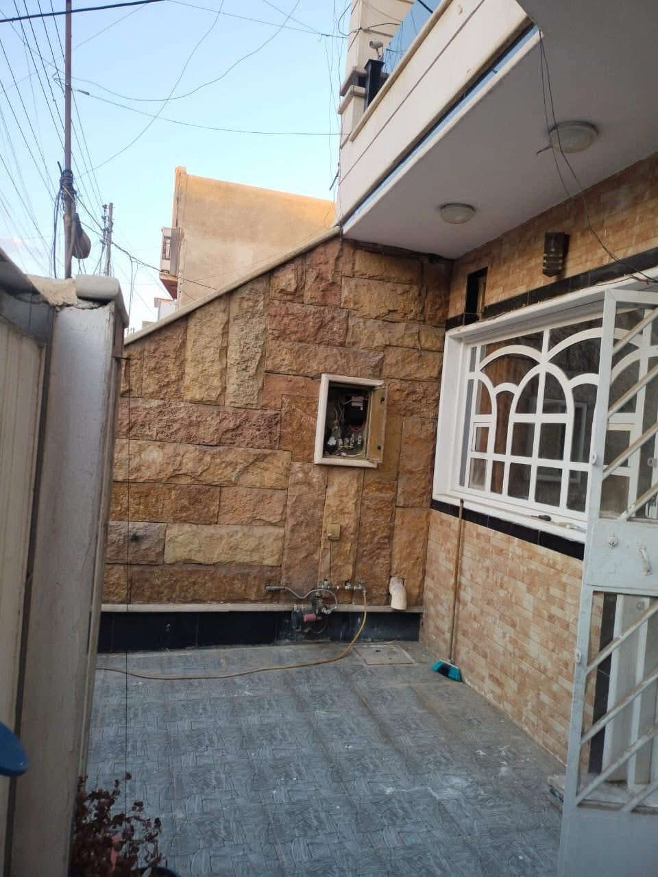 � فرصة ذهبية 

#للبيع  بيت بسعر 435 مليون في #السيدية 🔥

الموقع البيت : مربع الضباط قرب شارع المركز        

#لمعرفة #السعر #الرقم ( 2 ) #سأتي #السعر #مباشره

🏡 تفاصيل العقار:

 • المساحة: 100 م²

 • الواجهة: 8 م

 • النزال: 12.5  م

✨ التقسيم الداخلي:

الطابق الأول: صالة   + مطبخ  + حمام +غرفة نوم 

الطابق الثاني: 3 غرفة نوم + حمام   

الطابق الثالث: بيتونه           

📞 للتواصل: *********** (اتصال أو واتساب)

🏢 مكتب برج الياقوت للتطوير العقاري

📍 موقع المكتب السيدية شارع مركز الشرطة، بجوار صيدلية وصال شوقي، مدخل شارع أبو النخيل
