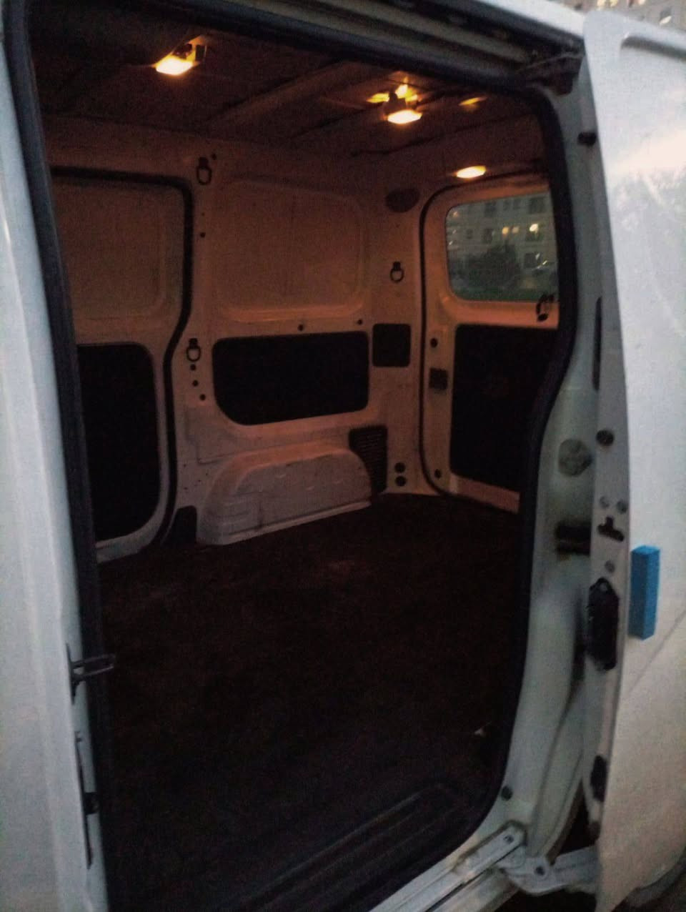 السلام عليكم
نيسان ڤان NV200 موديل 2020 للبيع 
 كَير اوتوماتيك مكينة 2000 تبريد ثلج ماشية 35 الف ميل 
مواصفاتها شاشة كاميرا خلفية جام اوتو 
إقتصادية جداً
حادثها الكَصة مال البنيد بارد كلش خفيف وچاملغ جهة السائق بارد كلش خفيف والسيارة بدون قطرة صبغ 
تايرات حدادية كلهن جدّد 
السيارة على أيدي واي نقص ما بيها شغّل واطلع وترايها وين ما تريد  
السيارة بإسمي رقم سليمانية الإنكَليزي الجديد سنوية جديدة تحويل ثاني يوم وكالة ما اسوي والسيارة ما عليها أي غرامة صفر غرامات 
السعر 140 ورقة وبيها مجال للشراي الجاد فقط لأن السيارة جديدة وكل نقص ما بيها 
العنوان بغداد بسماية
للإستفسار *********** ومتواجد على الخاص 
وتشلعون عيوني وآني آسف على الإطالة
