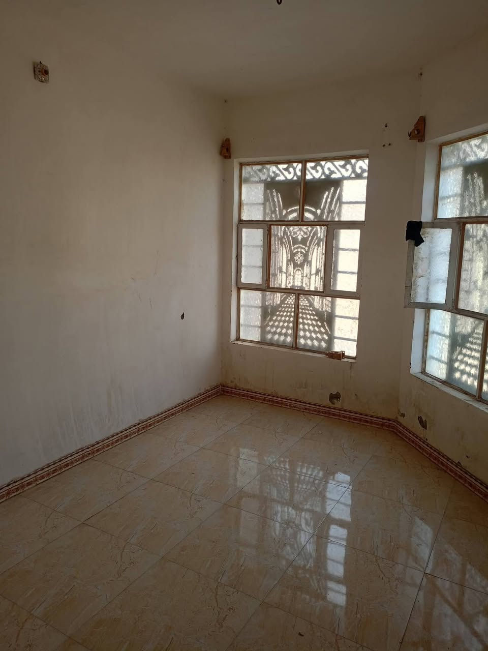 متوفر الان دار سكني #للايــــجــــار

موقعه #التقيه_الثالثة 
نزلت جسر حي النجف، على اليسار، ثاني بيت عن شارع النجف العام.
📐 المساحة: 100م²  
🏠 طابقين

🌷 الطابق الأول:
- غرفة نوم  
- استقبال مفتوحة على الصالة  
- 🫕 مطبخ سيراميك  
- ⛲ صحيات داخلية وخارجية  

🌷 الطابق الثاني:
- صالة  
- غرفة نوم (3×4)  
- سطح  

#ايجاره_300_الف_مع_الماء_والكهرباء 
للاستفسار اكثر 
#واتساب_اتصال_***********
أو مراجعه مكتب السند للعقار الكائن في الجزائر شارع المطاعم مقابل مدارس التفوق الاهليه
