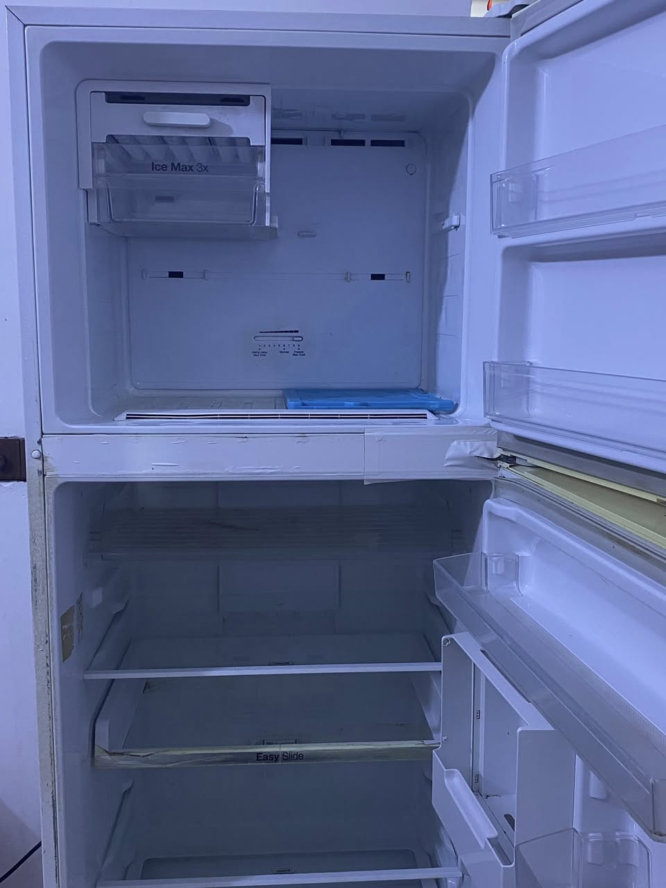 للبيع ثلاجه الحجم كبير شغاله السعر 90 مكان نجف رقم هاتف ***********
