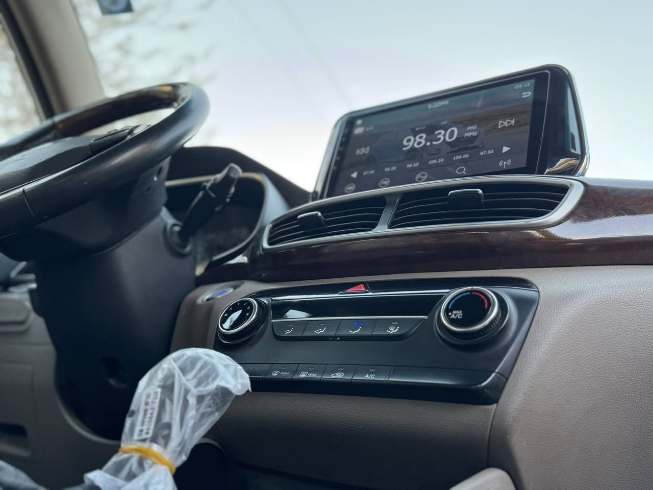 سياره توكسان خليجي موديل ٢٠٢٠
فوووول مواصفات ١/١ عدا البانوراما فقط

⬅️رقم بغداد الدولي الجديد
 مشروع وطني ومجدده ٥ سنوات 
الى سنة ٢٠٣١
ماشية ٤٤ الف كم فقط
السيارة ب اسمي 
وقبل ايام داخلة هزه 
يعني من كلشي كاملة الياخذه مجرد تحويل ثاني يوم

⬅️السيارة مكفوله كفالة عامة

⬅️السياره فول كوري اصلي 
جديدة حتى الغراض والعدة  كلهم بعدهم بنايلون الشركة 
والفابلون مال سيارة
والسيارة تايرات الشركة جواها بس الاماميات امبدلهم
 حتى البصمة الثانية  بعده بنايلون الشركة ممستخدمة

مواصفاته /
بصمة تشغيل
بصمة ابواب
خمس عدسات
٣ انضمة قيادة
٢ كرسي كهرباء
أريل زعنفه
شاشه اندرويد البلادية مال توكسان
الداخل كشنات جلد بعدهم بنايلون 
شاحن واير ليس
٣ لدات امامية الشكل الجديد شكل الكزز
ثلاجه بلجكمجه
محرك ٢٠٠٠ دوش
اي بي اس
فول تحكم ستيرن
الدوسات علامة توكسان الضوئية
حاجب نهاري
كشافات زينون
الدشبول والغرفه الداخلية كله صاج
حساس خلفي
كاميرا اماميه تسجيل
كاميرا خلفية دوارة
مري شفط ويا القفل
سايد بريك بلرجل 
نضام ترحيب
ويل ١٨
مخرج Aux 
مخرج usb
لد امامي 
مثبت سرعة
اشاير بلمري
يدات نيكل 
قطعتين تبريد

⬅️والسيارة ع ايد وحدة من طالعه من الشركة 

⬅️ بعده النايلون بلسيارة واكو فابلون على السيارة الخارجي والداخلي بعده موجود ب اكثر السيارة والكشنات

⬅️ مكان السيارة بغداد
والسيارة داخله هزه جديد قبل ايام
ومجدد السنوية ٥ سنوات 
ومتحول الرقم الجديد 
يعني الياخذة مجرد تحويل

السياره سعره ٢١٢ ورقه 
( دفترين و ١٢ )
مكان السيارة بغداد
وهذا رقمي 
***********
