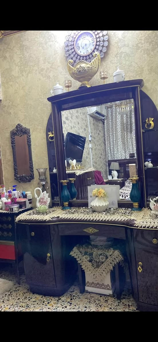 مستعجل على بيعه قيم و اخذ
غرفه نوم للبيع 
غرفه نظيف ما صار هواي من أخذتها جديده كلش
نوع الغرفه ماليزي باب اول
تحتوي على جربايه و كنتور ابو 6 بوب
و زاويه و ميز تواليت و مجرات عدد 3  ثنين صغار 
و واحد جبير ابو  6 مجرات 
مثل ما موضح بل صور
ملاحظه / الغرفه ما مفتوح ابد امانه الله 
اشتريتها جديده و بعد ما فتحتها
العنوان بغداد الجديده
رقم ***********
‼️ملاحظه‼️ غير متواجد على ما زنجر
متواجد فقط واتساب و تصال و انستا
حساب النستغرام s6.m16
واتساب ***********

