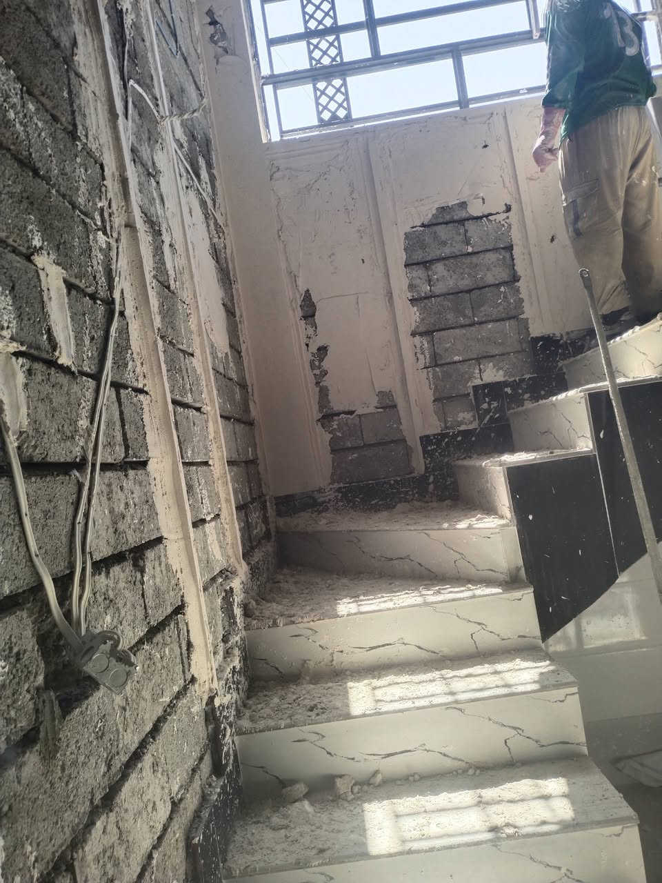 السلام عليكم لباخ جص وسمنت متفرق تصل كادر متكوم من 4 خلفات و4 عمال تصل ***********
