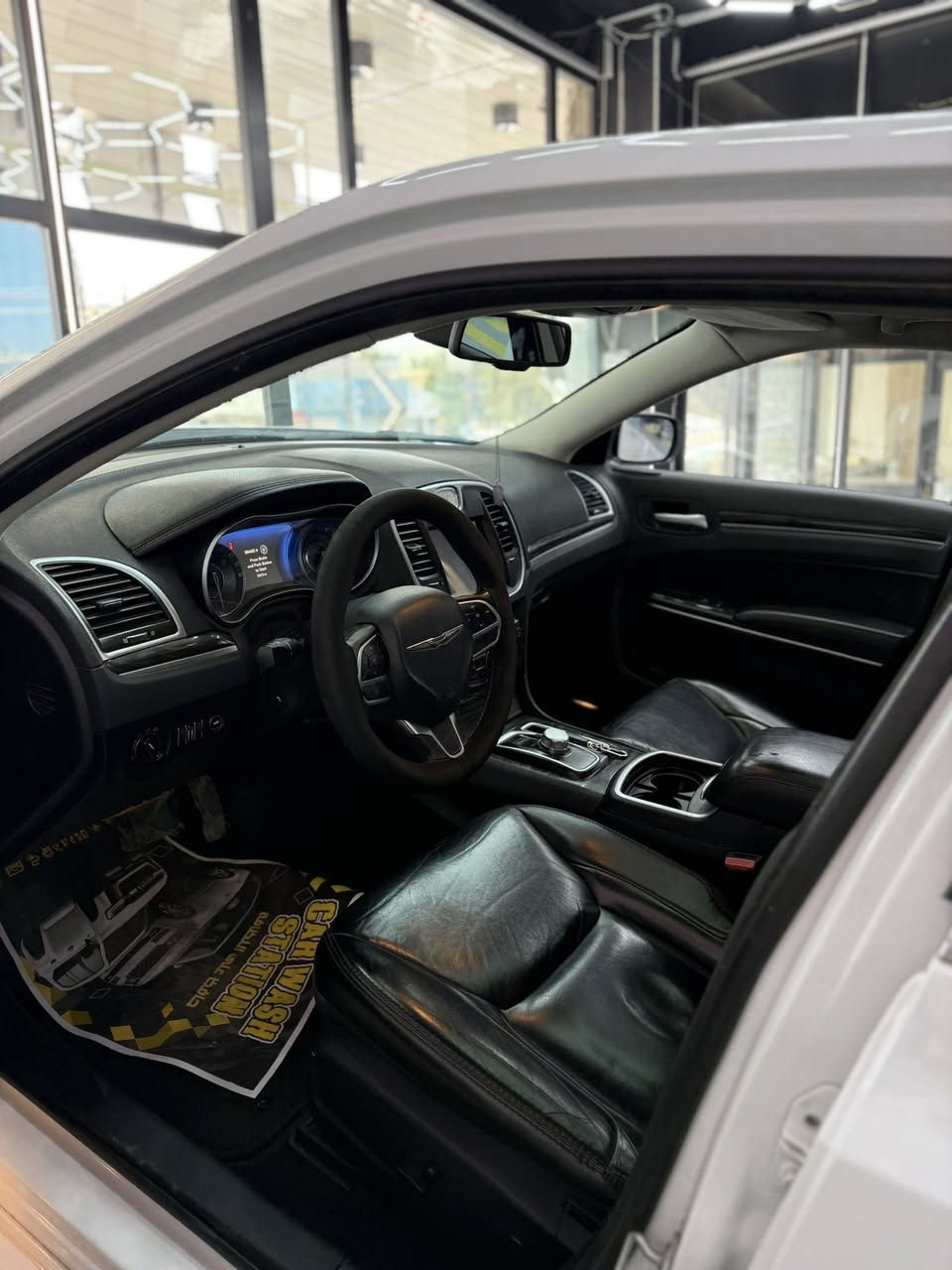 رايسلر اوباما                                                                    موديل (2017)
ماشية 55 ميل حقيقي 
فئة لمتد 
مواصفات 
كشن تدفئة 
بانورما 
كشنات جلد اسود 
سقف بيجي 
شاشة كبيرة 
كلين تايتل مكفولة كفالة عامة السيارة من بارد من الصبغ 
جديدة كلش 
السعر(2070) بيهة مجال بسيط حك الجية 
مكاني بغداد العامرية.
***********
