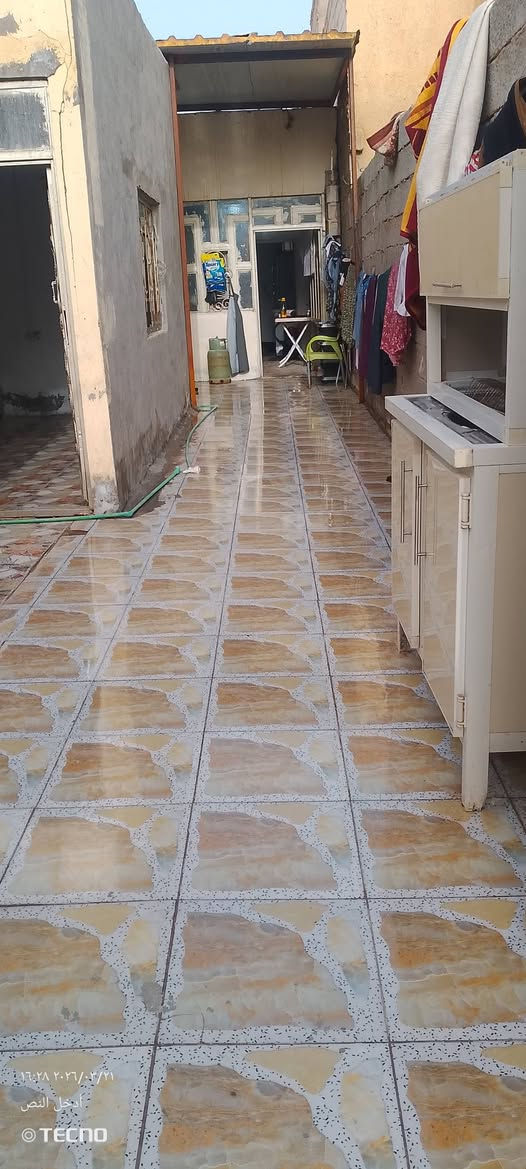 السلام عليكم دار للبيع حي الرحمن شارع المقرنص 
140/م/ غرفة نوم 5×4/ صاله /8×5/استقبل 3×5/
السعر /45/وبي مجال 
رقم /***********
