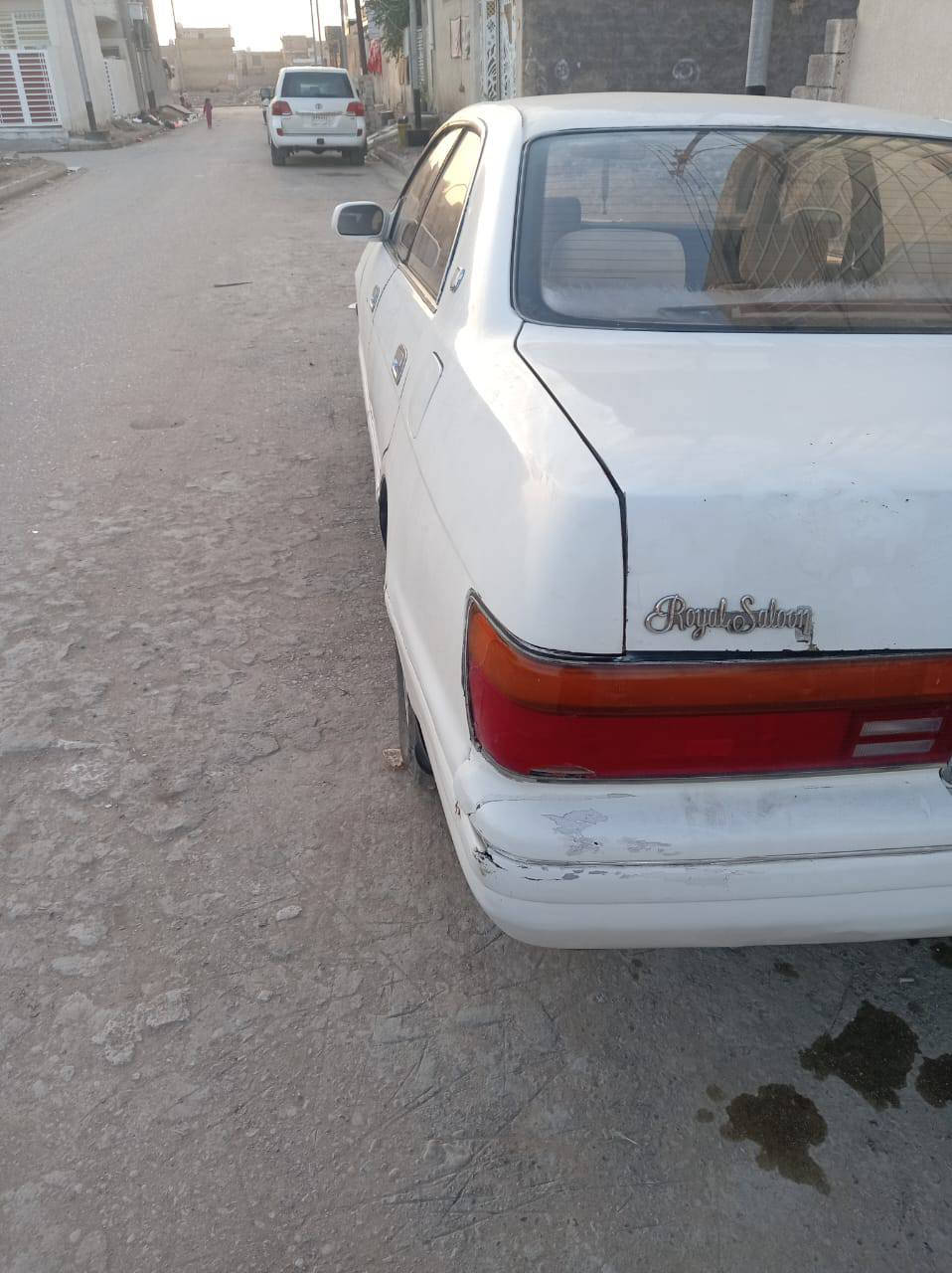 السلام عليكم سياره بطه البيع فصل موديل ٩٣ الون ابيض رقم بصره مكفول من الكصه والنقل جثه راعيه موجود بل العماره محرك في فيتي السعر ٥٥ وبيه مجال قليل العنوان العماره حي الجامعه تلفون ***********
