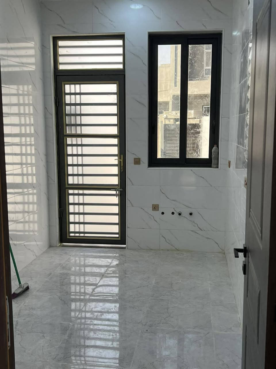 دار للبيع بابل حله حي الزهراء شارع 17 المساحه 150 طابقين الطابق الارضي صاله وكندور ومطبخ وغرف مجمع صحيات دخليه وخارجيه الطابق الثاني غرفتين كندور مجمع صحيات كامل بناء 2026 مكتب علاء للعقارات حله نادر شارع الخدمي فرع اسواق الجمل التصال عله الرقام التاليه *********** /***********
