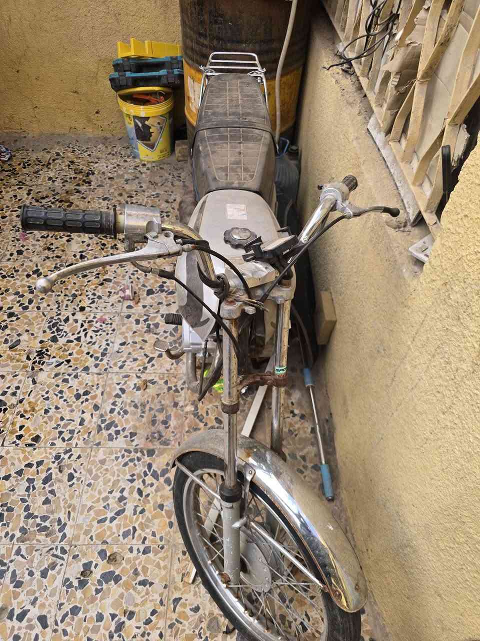 السلام عليكم دراجه نامه ادوات صارلي ٤ اشهر تاركهة مبدل بيهة غراض جدد سكان جديد و كشن جديد و تانكي جديد وبعد هواي امور الدراجه رايدلهة تنضيف كابريته  السعر ٣٠٠ وبيهة مجال  مكان الاصمعي حي الاساتذه ***********
