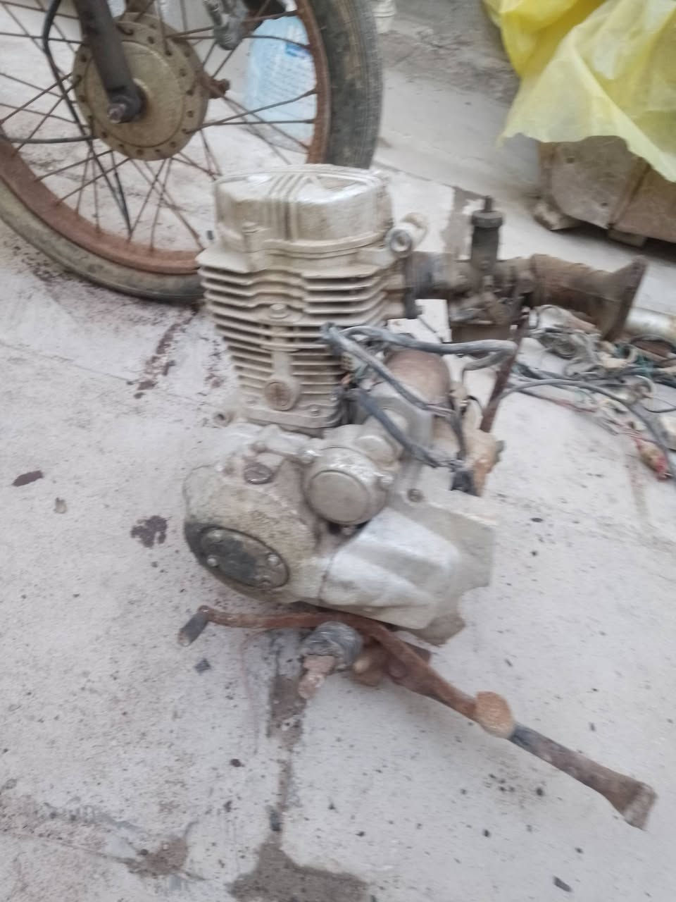 السلام عليكم
غراض دراجه ايراني للبيع ( شاصي وصدر كامل وسكان . ومكاين اثنين وحده بارت وحده نامه .. وتايرات ويل عدد ٣ .. 
العنوان: الزبير حي الشهداء.
للاستفسار  واتساب فقط  ما متواجد بلفيس :
 *********** .
 والسعر كلهن ب 120 وبيهن مجال
