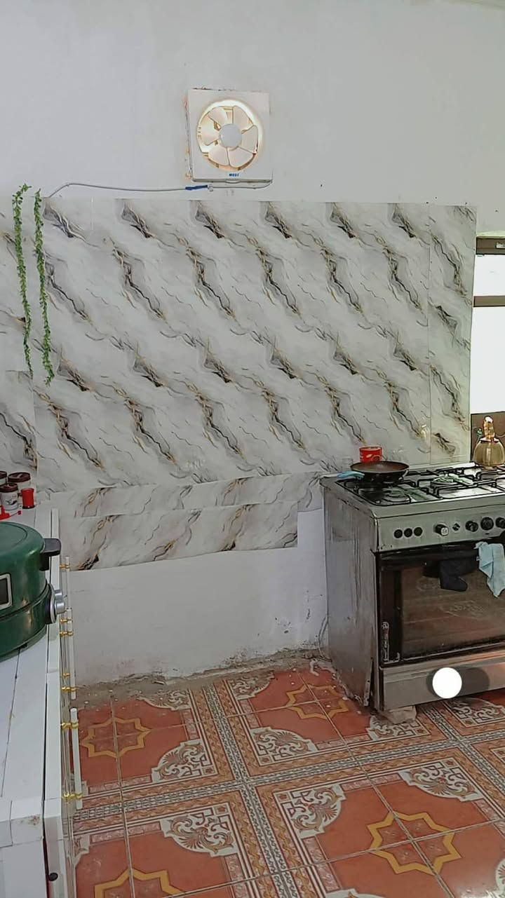 بيت زراعي للبيع 100متر نظيف مكانه نزله البو فياض حي المهندسين عرضه الشارع مالته 20متر متكون من غرفه وصاله ومطبخ واستقبال وصحيات امامي البيت سعره 38وبي مجال قليل التواصل على هذا الرقم ***********
