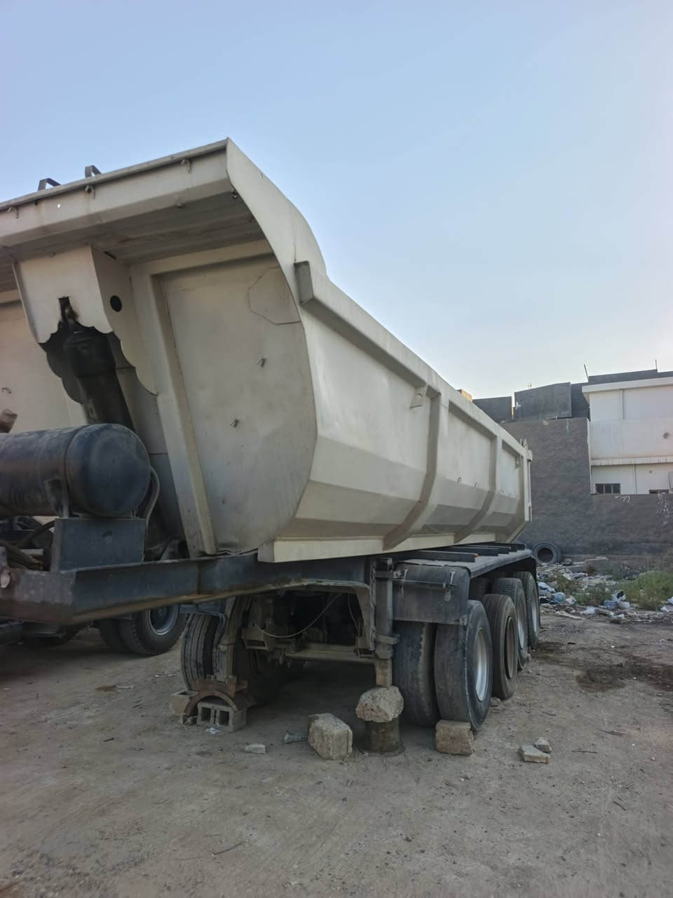 سلام وعليكم عربانه حوضيه للبيع أربع محاور عربانه جديده دناكير جدد عوزه زوجين تاير فقط وخفيفه تحمل حمل فول ع طوناج ورأس تك شاصي مكفول و بدي مكفول مابي لو جكه 
كهربايات كله شغاله بولوني أصلي كهرباء هوه فلول كبل لشغل بس زوج تاير  مكان الفلوجه ‏‪***********‬‏
