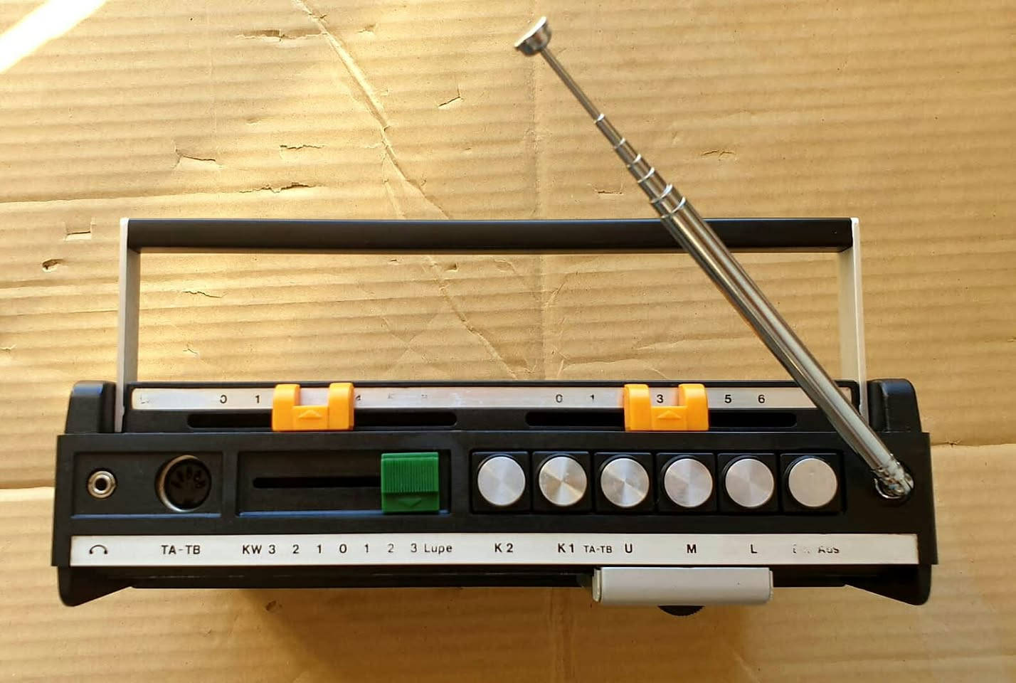 رادیو 5 موجة FM MW LW SW1 SW2  وبي اواكس مارکة آي تي تي الالماني انتاج 1975 یشتغل 6 بطاريات وسط وكهرباء مباشر 220 ڤولت الجهاز نظیف جدآ بلادي علی وضع الشركة وشغال بالكامل صوت وسحب ممتاز السعر واي استفسار مراسلة خاص


**إذا كنت صاحب هذا الإعلان وتريد حذفه لأي سبب، رجاءا أرسل رسالة إلى الدعم الفني**