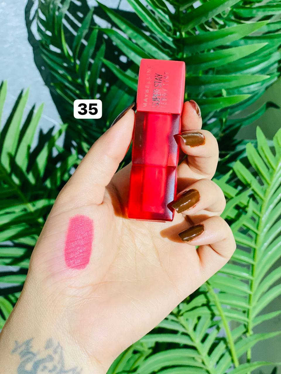 ✨ دلال وجمال مع Maybelline Super Stay Teddy Tint! ✨
لأن شفايفك تستحق الأفضل، جئنا لكِ بمجموعة تيدي تينت من ميبيلين نيويورك (Maybelline New York)، التي تجمع بين الملمس الناعم المخملي والثبات الذي يدوم طويلاً. 💄🧸
تألقي بإطلالة "تيدي" الدافئة واختاري الدرجة التي تعكس شخصيتك من بين هذه 
التدرجات الرائعة:

🎨 تدرجات الألوان المتوفرة:
• درجة 15: وردي ناعم وهادئ لإطلالة يومية رقيقة. 🌸
• درجة 25: وردي حيوي يضيف لمسة من البهجة. ✨
• درجة 30: أحمر كلاسيكي جريء لإطلالة واثقة. ❤️
• درجة 35: وردي دافئ يمنحكِ مظهراً طبيعياً وجذاباً. 🎀
• درجة 55: فوشيا مشرق لإطلالة عصرية ومميزة. 💖
• درجة 60: أحمر توتي عميق لإطلالة سهرة ساحرة. 🍇
• درجة 65: درجة مميزة تجمع بين الهدوء والأناقة (تُكمل مجموعة التيدي تينت الرائعة). 🌟
• درجة 70: برتقالي مشرق يضفي إضاءة فورية لوجهك. 🍊
• درجة 75: مرجاني دافئ يناسب جميع ألوان البشرة. 🍂
• درجة 80: نود دافئ بلمسة خريفية راقية. ☕


**إذا كنت صاحب هذا الإعلان وتريد حذفه لأي سبب، رجاءا أرسل رسالة إلى الدعم الفني**
