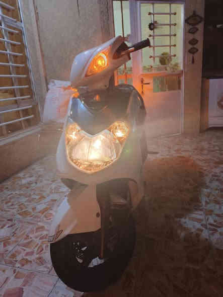 السلام عليكم دراجة سكنس فحل للبيع دراجة جديدة ما تعبانة مكينة مامفتوحة علة وضع الشركة كهربائيات كلهة شغالة سلف شغال نوزل 125ccدراجة نضيفة عنوان بغداد العبيدي السعر950الف رقم***********
