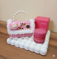 شنطة ميني • يد لؤلؤ • مرطب شفايف