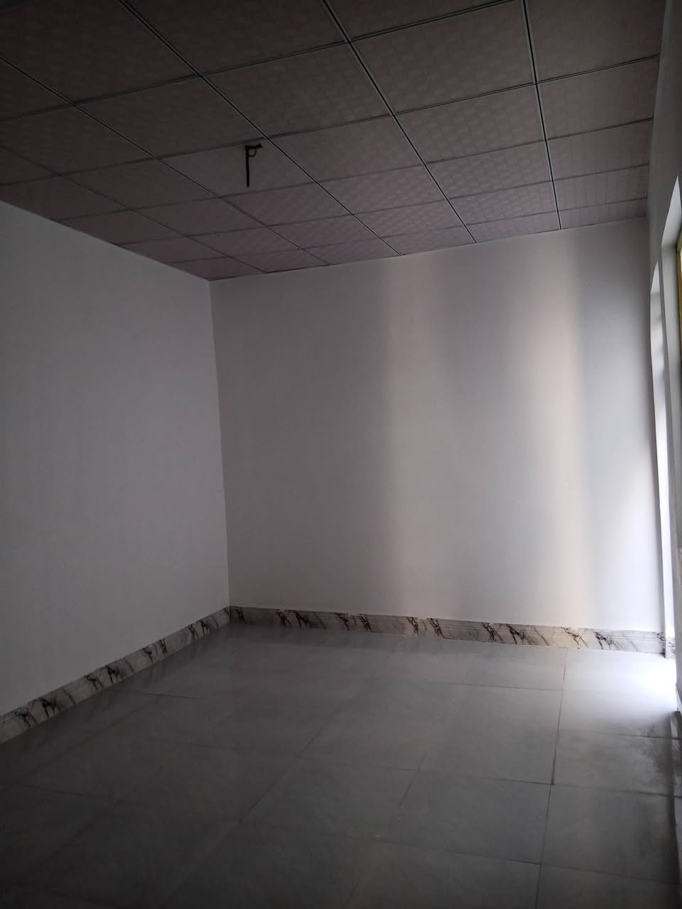 سلام عليكم  100متر للبيع بناء بلوك وعكاده تجعيب طابوك سقوف ثانويه ارضيه بورسلين يحتوي على غرفه او صاله وستقبال شارع المطار بشارع علكم بشارع حاتم الخير نهايت المقرنص بل بدايه  ***********
