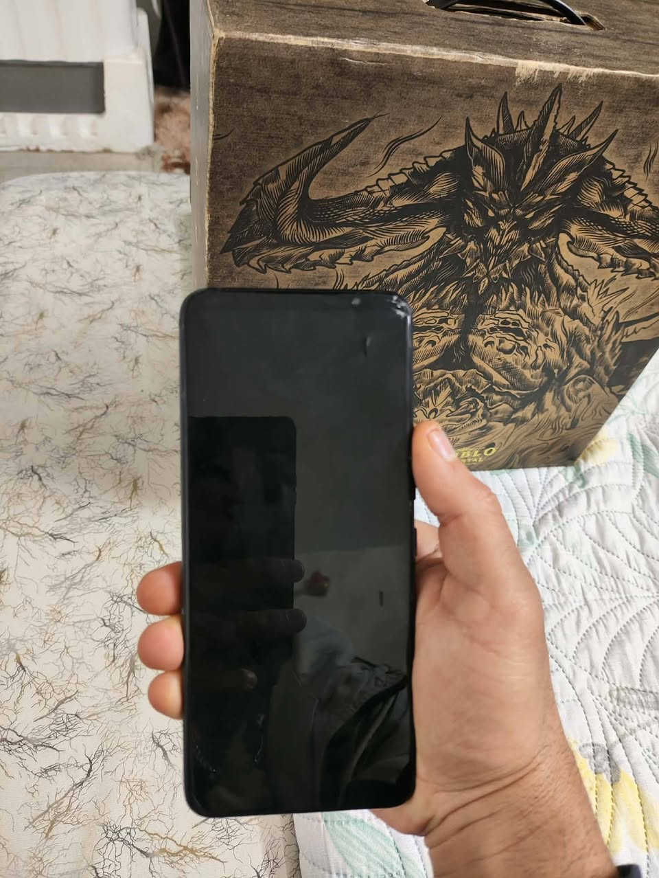 اسوس روج 6 نسخه خاصة
512 16 
120 شفتات 
منافذ شحن 2
ملحقات كامله 
400 بي مجال 
فطر بلكلاس ما ماثر ع لمس نهائيا 
حافضه ويا
مرات سيم كارتت يشتغل مرات لا 
بغداد ***********
