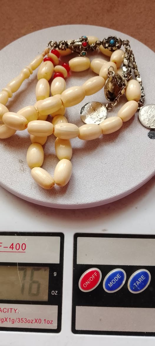 عساكم من عواده 💚💚💚 
مسبحة عاج ناب الفيل أفريقي انتيك عدد الحبات٣٣حبة وزن صافي٦٤غرام محلاية بشرابة فضة وزن١٢غرام💚💚


**إذا كنت صاحب هذا الإعلان وتريد حذفه لأي سبب، رجاءا أرسل رسالة إلى الدعم الفني**