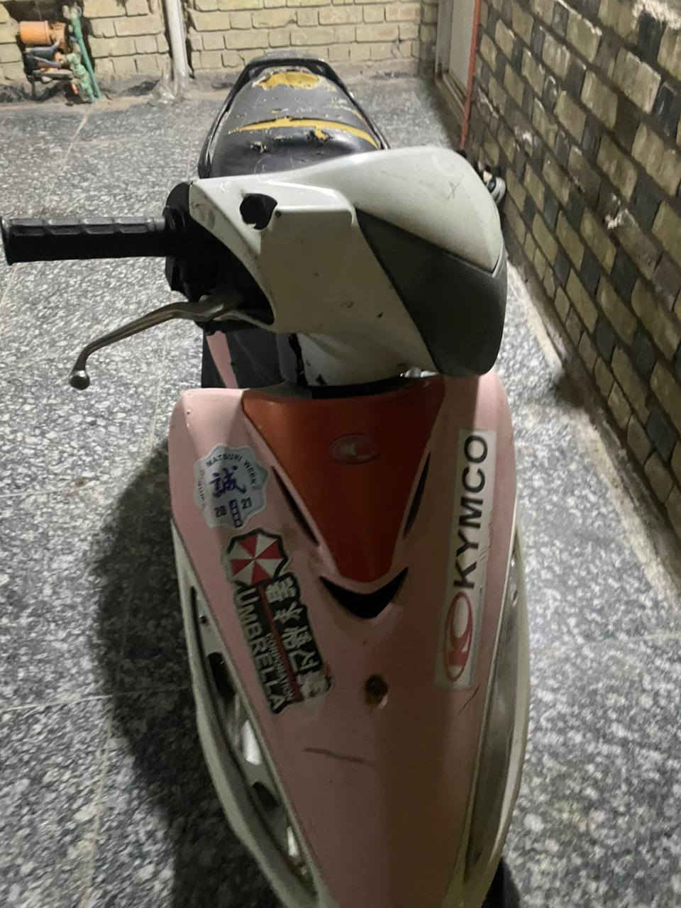 السلام عليكم كامكو جي فور للبيع 
الدراجة حلوة بس تريد ترتبب 
مكينه بخاخات مو كابرتة 
الدراجة كلش حلوة بس وصخة 
السعر 400 وبيه مجال مكاني نجف 
رقم الهاتف ***********
