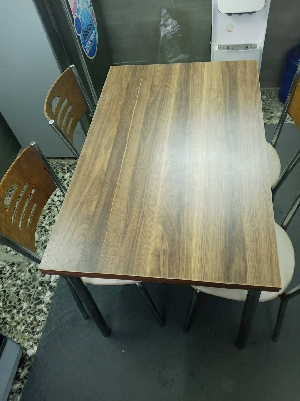 ميز طعام للبيع السعر 100 المكان الحريه الاولى الرقم ***********
