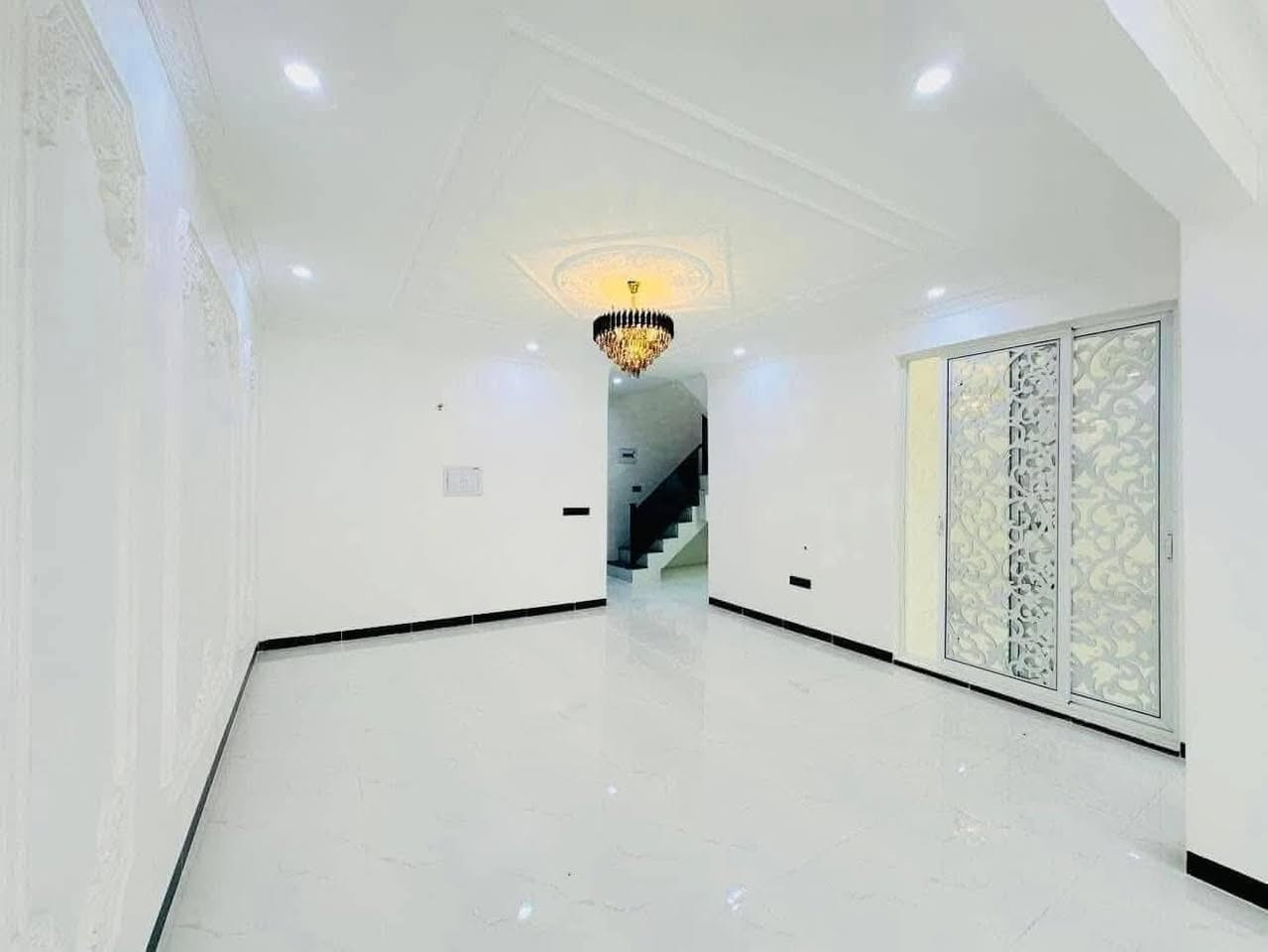 دار للبيع كندي الثانية (قرب جامع مقبل)

150متر واجهه 6متر اتجاه شروق تام
شارع تبليط12متر

الدار طابقين 5 غرف نوم تسليم مفتاح بناء وتصميم مميز وسعر مميز 
(السعر 180مليون) للاستفسار اكثر مراجعة مكتب بر السلامة للعقار
مدخل الكندي الثانية للاتصال 

***********
نستقبل جميع عروض البيع والشراء
