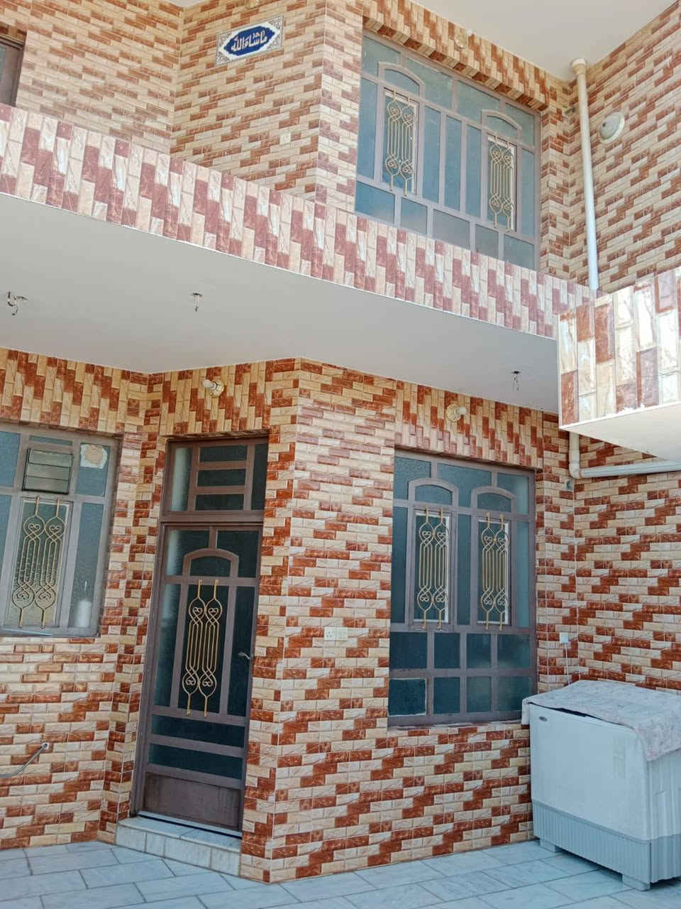 مشتمل ١٢٠ متر للبيع طابو صرف المهندسين ع ساحه مقابل مول سيد زيد  الطابق الاول صاله ومطبخ وصحيات وغرفه نوم ومنور الطابق الثاني غرفتين نوم وكلدور وصحيات  منطقه هادئه وع ساحه السعر ١١٥ بناء حديث واجهته ٦متر
***********
