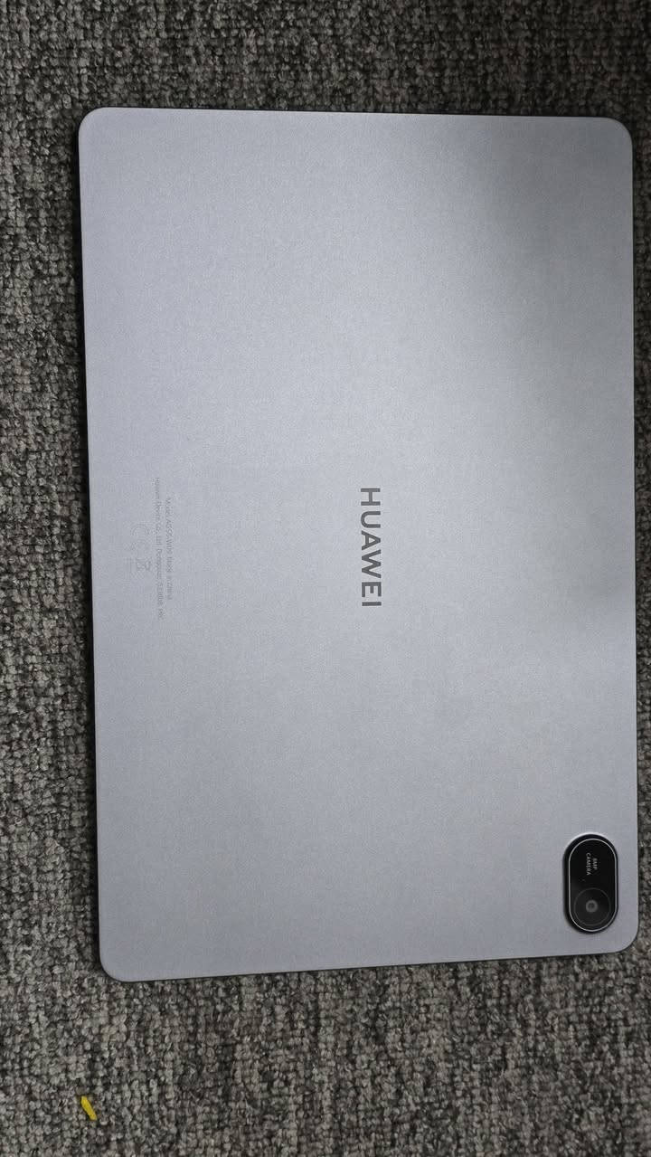 سلام اعليكم عندي ايباد هواوي ميت باد اس اي ايباد راقي ونضيف زلغ واحد مابي
مواصفته:
الشاشة جبيرة وواضحة 11 بوصة (FHD)، ألوانها تجنن ومريحة
للعين، تفيد حيل للمسلسلات واليوتيوب

الصوت بي 4 سماعات ستيريو، صوت عالي ونقي يعيشك جو
الأفلام.

البطارية عملاقة 7700 مللي أمبير، يعني تشحنها وتنسى، وتدعم
شحن سريع.

الجسم تصميم معدني قوي ونحيف، مو بلاستيك، يعني يتحمل
وشكله فخم.

النظام سريع وسلس جداً، وتكدر تنزل كل البرامج اللي تحتاجها من
متجر هواوي أو GBox.
بس عندي الشاحنه مثلوم السن مالته مثل ماموضح بالصورة بس هذا ميأثر على الشحن تشحن عادي وكأنه كلشي مابيهه
الجهاز مامبدل اي شيء بي ومامصلحه وكلشيء مابي مستعمله استعمال قليل
السعر:170الف وبي مجال للشراي واذا تحب تتواصل وياي هذا رقمي
***********
مكاني نجف
