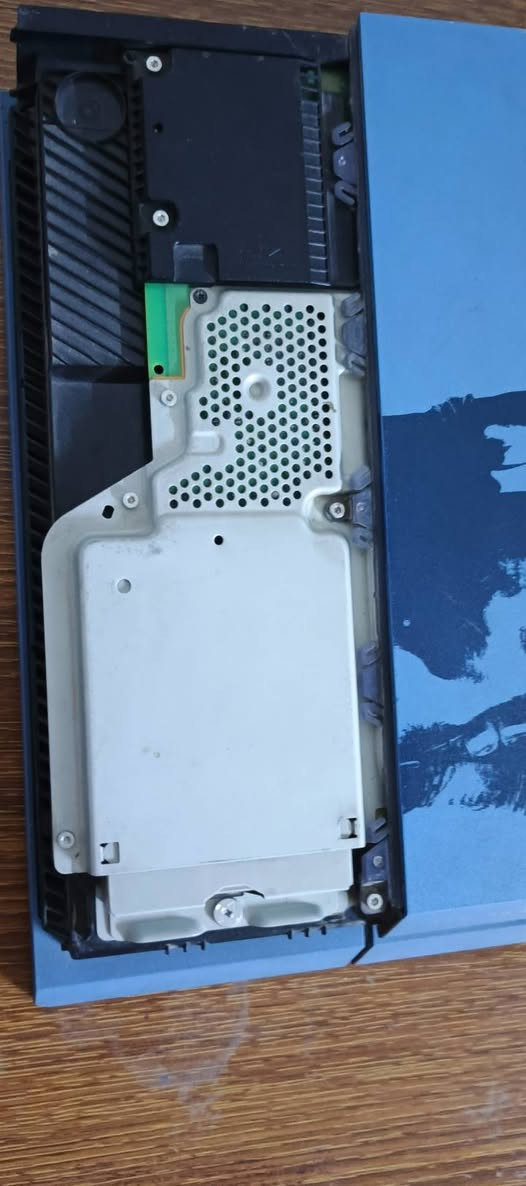 PS4 Fat Limited Edition (Uncharted) 🎮
نسخة Uncharted Limited Edition.
سعة: 500GB 📼
اون لاين
((ملحقات)) 
✅_ دبل جويستك.🕹
✅  50 لعبة قوية  ✅_جميع الكيبلات🔌.
______ 
السعر  ٢٢٥ قفل قفل 

🔒🔒🔒🔒

***********
