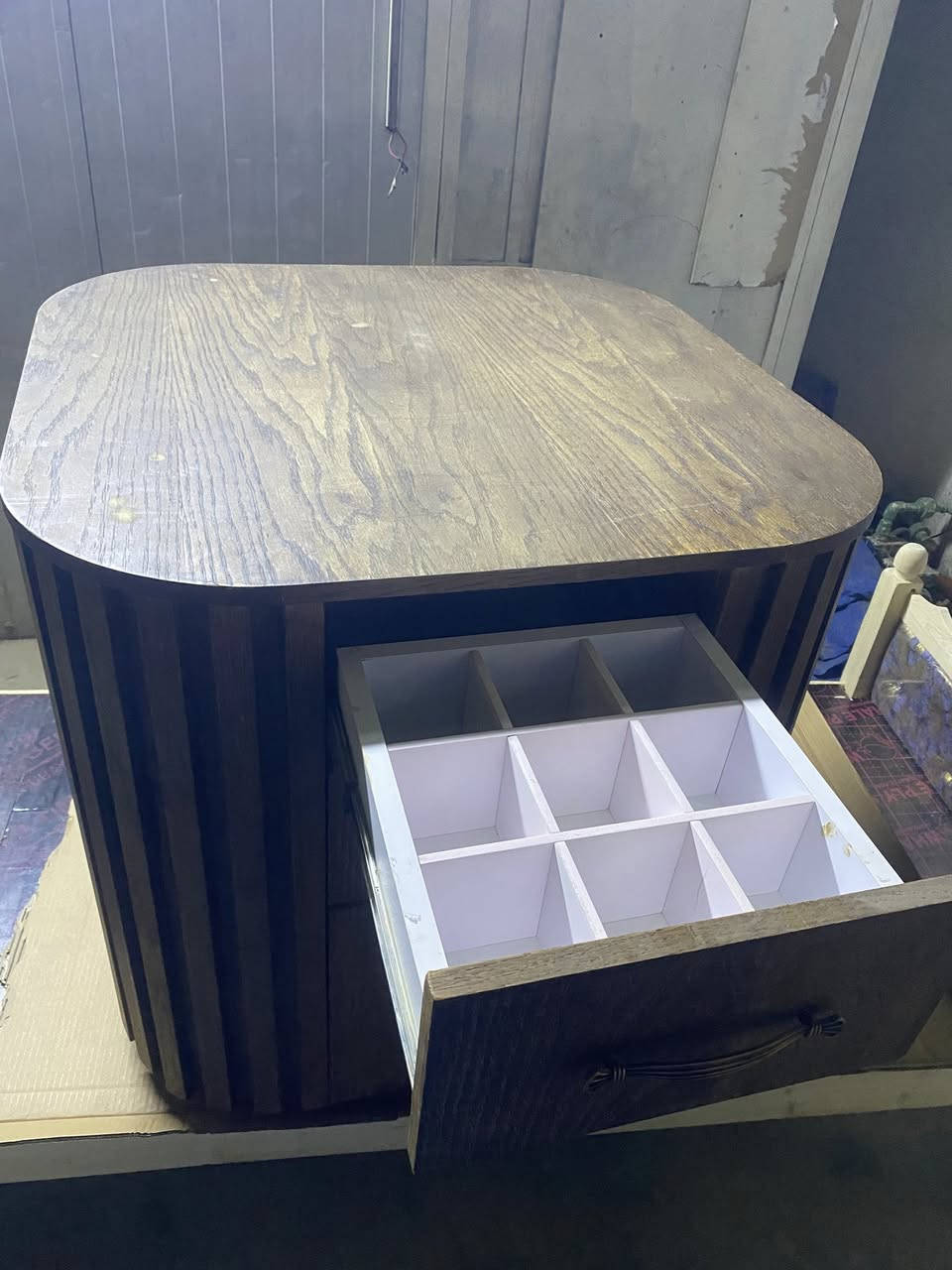 السلام عليكم
متوفر درور مودرن تصميم تركي 

مجرات 8 وجهين مع مجرات مخصصه ميكب 

عمل ثقيل تركي اصلي 

قياسه مربع 85*85 سم

ارتفاعه 80 سم

 استعمال جداً قليل 

سعره 75 الف

رقم الهاتف ***********
