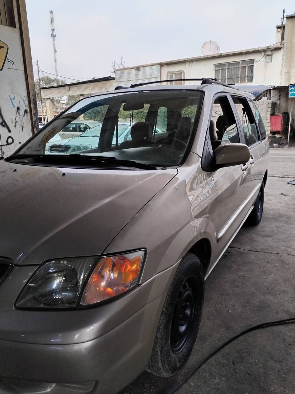 السلام عليكم مازدا ستيشن ام بي في للبيع مديل 2000 كابون بانزين بيها مكينه شرط تيرات جديده طخم امامي وخلفي كله جديد السياره جاهزه اي نقص مابيها صبغ بوند فقط بدون دواخل تبريد 3قطع مركزي 4 جمات كهرب السياره فول مكينه 6 سلندر وبيها شوي بارد السعر 67 وبيها مجال مكان السياره موصل أيسر موبايل *********** كورك *********** اسيا
