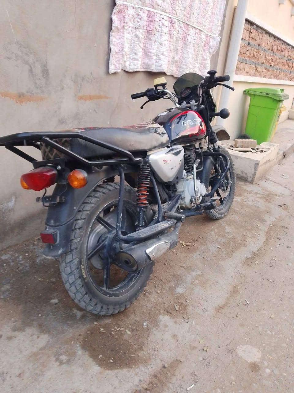 السلام عليكم دراجه بوكسر فحل إلى البيع  اوراق كامله موديه 2022 سعر مليون بيها مجال. لشراي  المكان بغداد سيطره الشعب  الرقم  ***********
