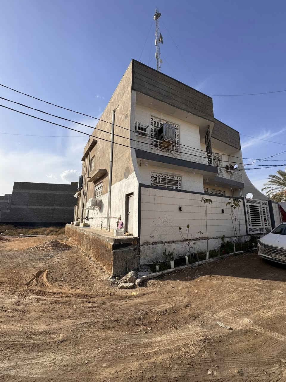 دار للبيع بابل زوير الغربي يبعد  عن جسر  بته 1 كيلو وعن شارع رئسي 50 متر يحتوي على 3 غرف نوم وصاله ومطبخ حار وبارد وكلدورطول 10 متر وصحيات عدد 2  مساحه كليه 200 متر طابو زراعي سند 25 باسمي سعر 280 مليون قابل للتفاوض  ***********
