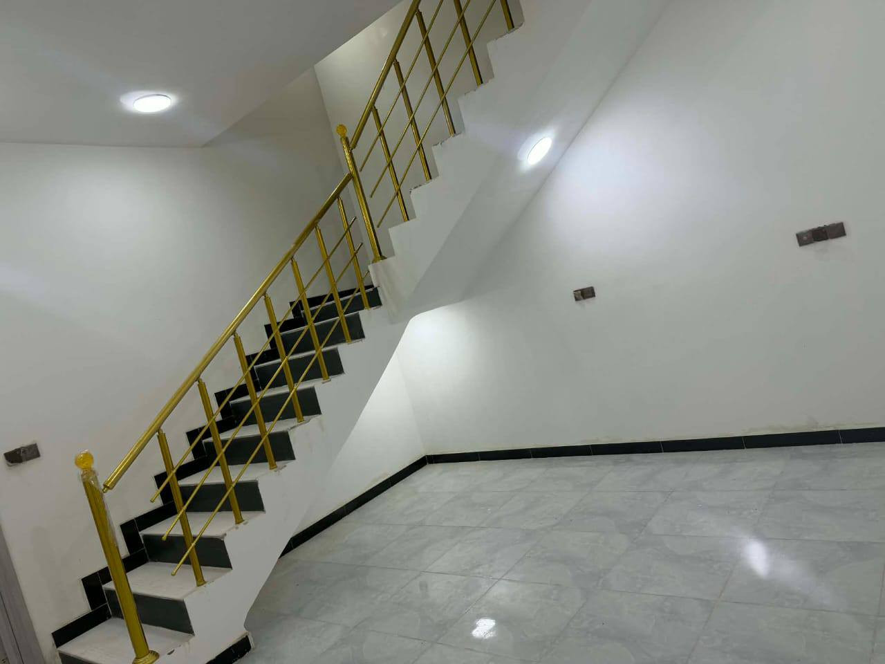 بيت للبيع طابو زراعي سند ٢٥ في مجمع توحيد مساحه ١٧٦ متر واجه ٧ ونص البيت كونكريت  جديد غير مسكون يحتوي
٢ غرف نوم 
وصاله وصحيات ٢
وستقبال ومطبخ
الاستفسار ***********
