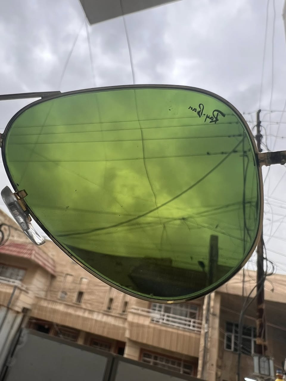 Ray-Ban 

نوع العدسات: عدسات Mirror (مرآة) باللون الأرجواني أو البنفسجي الساطع، وهي مصممة لتقليل التوهج بشكل كبير وإعطاء مظهر جريء.
• الإطار: إطار معدني نحيف باللون الذهبي (Gold Frame)، وهو المزيج التقليدي والأكثر شهرة لهذا الموديل.
• الشكل: تصميم العدسة يأتي بشكل "الدمعة" (Teardrop) المميز لنظارات الطيارين، والذي يغطي مساحة واسعة من العين لحمايتها من الضوء من جميع الزوايا.
يظهر شعار Ray-Ban بوضوح باللون الأبيض على الزاوية العليا للعدسة اليمنى، وهو أحد علامات الأصالة في هذا التصميم.


**إذا كنت صاحب هذا الإعلان وتريد حذفه لأي سبب، رجاءا أرسل رسالة إلى الدعم الفني**