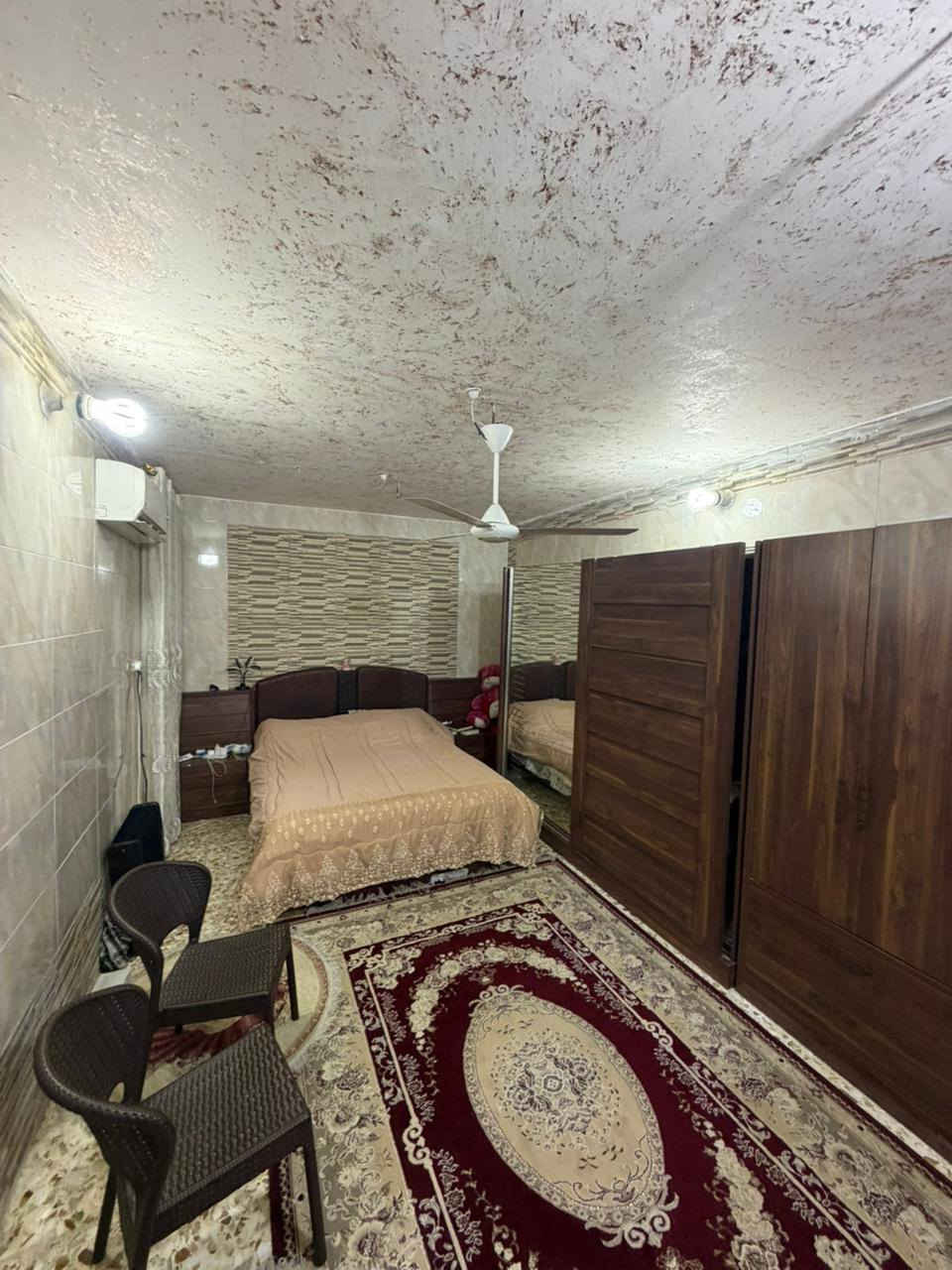 بيت 200متر حي الوفاء منطقة اولئ بداية شارع مستوصف ٨ بيت عن شارع رئيسي يحتوي البيت ع طارمة كبيرة حديقة حمامات خارجية حمامات داخلي استقبال  مطبخ غرفتين نوم  منور خلفي البيت طابق واحد للستفسار *********** وات ساب او إتصال
