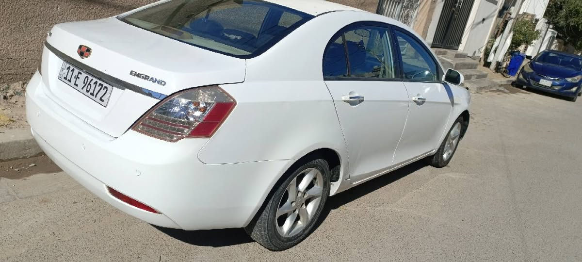 السلام عليكم
جيلي امكراند c7 موديل 2012
رقم السيارة  بغداد الدولي الجديد
محرك 1800 نظيف
كير ومحرك على وضع الشركة
تبريد شغال 
تدفئة شغالة 
الكهربائيات كلها على وضع الشركة 
صدر نظيف 
دوشمة جديدة 
مواصفات السيارة  : 
اشاير مري
فتحة سقف
مصباح اوتو 
سنتر لوك  قفل تلقائي 
ABS 
كامرة خلفية وحساسات خلفية 
شاشة لمس 
السيارة مكفولة من الضربة والصبغ فقط الهالات مصبوغة 
نقصها فقط مشط ستيرن ينقص دهن قليل جدا 
السعر 63 وبيها مجال بسيط
***********
مكاني بغداد حي الجهاد بغداد, العراق
