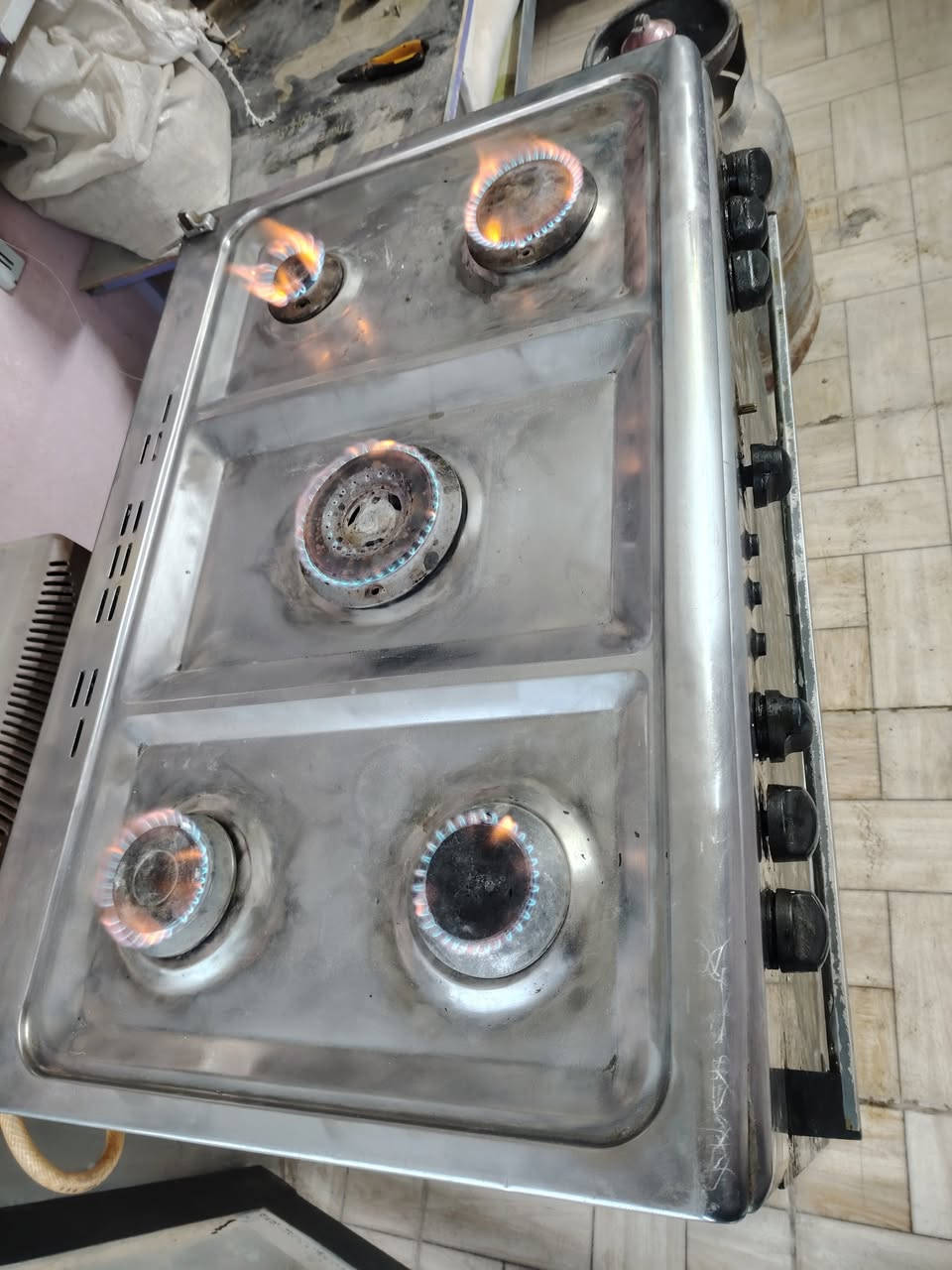 طباخ ٥ عيون شغاله ع الفحص نضافته مثل مواضح بصوره سعره ١٠٠ وبي مجال مكاني كوفه شارع المعمل شراي يتصل *********** افحص يله تأخذ
