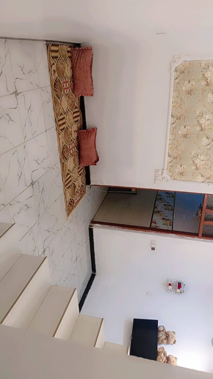 السلام عليكم ورحمة الله وبركاته بيت مساحته 100متر بناء حديث يتكون من طابق واحد غرفه وصاله واستقبال يباع علئ المبادره او نقدالبيت في العزه الجديده الاتصال على الرقم ***********
لااتواجد علئ، فيس بوك
