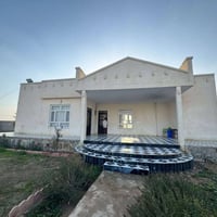 الفرسان قرب الأقواس • ٢٥٠٠م • بيت سكني