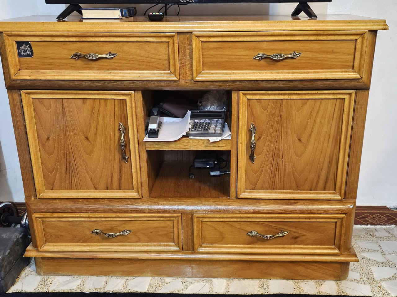 للبيع غرفة نوم صاج ومطعمة  زان حفر اربع قطع السعر ١٥٠٠ مليون ونص 7710592345
