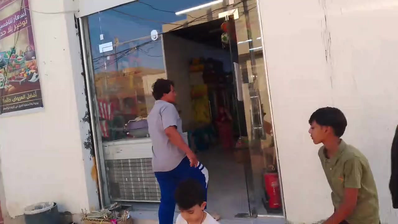 السلام عليكم عندي سواق حلوه شغله خير من الله مكان شعبي نجف الاشرف مقابل قريت الغدير بلمطحنه كبير الأسواق 90متر  ركن *********** شوف بعينك
