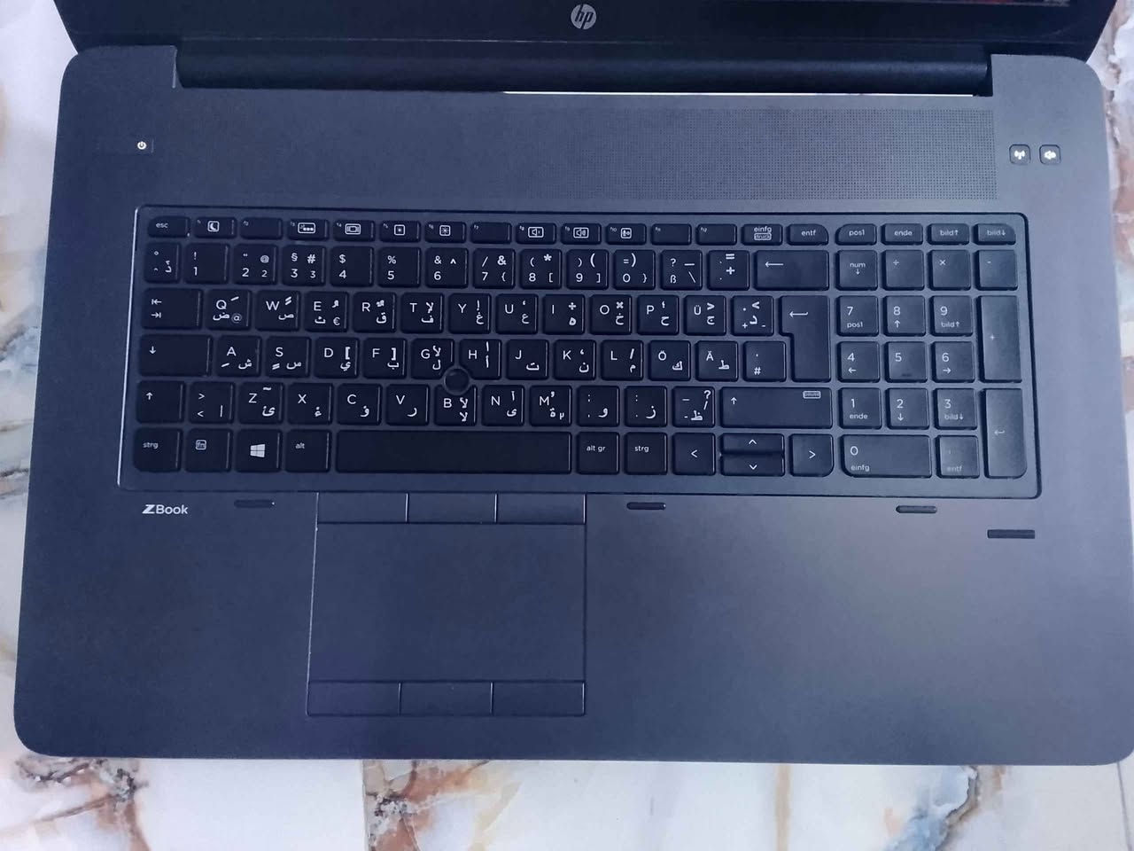 المواصفات :
المعالج: Intel Core i7-6820HQ (نسخة الأداء العالي).
الذاكرة: 16GB DDR4 RAM.
الهارد: 512GB SSD Samsung (سرعة عالية بالإقلاع والتحميل).
كارت الشاشة: NVIDIA Quadro M3000M بذاكرة 4GB GDDR5 (كارت مخصص للأعمال الثقيلة والألعاب).
الشاشة: 17.3 بوصة العملاقة لتجربة لعب ومشاهدة سينمائية.

🎮 قائمة الألعاب والبرامج الشغالة عليه
أولاً: البرامج الاحترافية:
Adobe Photoshop (أحدث نسخة): يعمل بسرعة فائقة في التصميم والمعالجة.
ثانياً: ألعاب القصة والغرافيك العالي (AAA):
God of War (الرابع والخامس)
Ghost of Tsushima & Horizon Zero Dawn
Uncharted 4 & The Witcher 3
Tomb Raider & Sekiro
ثالثاً: الألعاب التنافسية والرياضية:
GTA 5 & PUBG & Delta Force: 
Tekken 8
Battlefield 6 (طور القصة)
PES 2021 & eFootball (الحديثة):

الحاسبة بنظافة ممتازة جداً.
ويجيك منصب فيه برامج فوتوشوب مثل أكسل وادوبي فوتوشوب ...

النظام: ويندوز 10 برو .
💰 السعر: 350 ألف دينار 
متوفر توصيل
📍 للاستفسار والتواصل واتساب او خاص: *********** السماوا, المثنى
