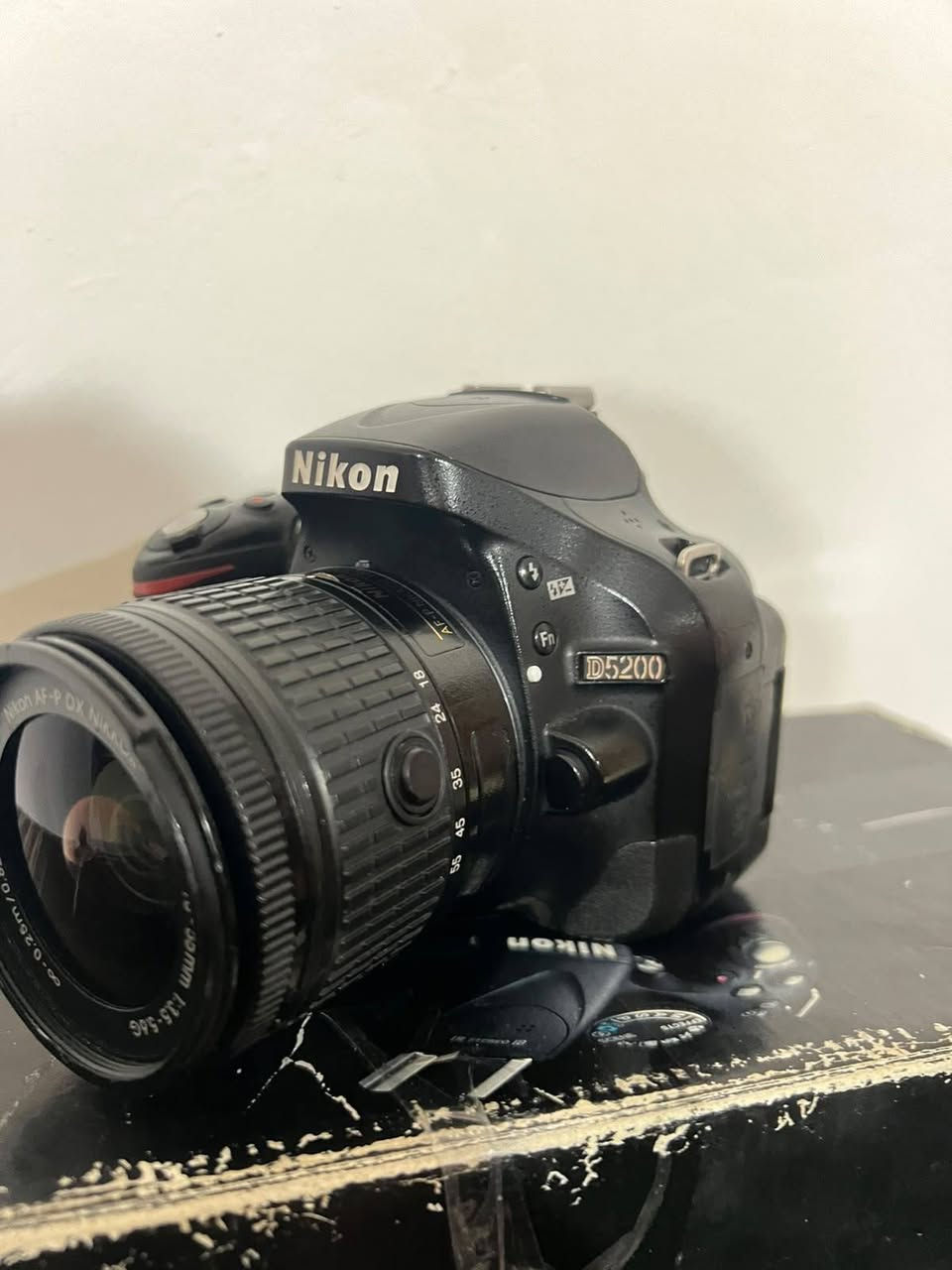 كاميرا نيكون D5200 جديده نضافه 100%99 عدا ضربه كلش بسيطه ب البدي يم البطاريه وابد ما مأثره ع صورتها او الفديو مالتها الضربه موضحه بلصوره
اخت الجديده مستخدمه استخدام شخصي فديو واضح جدا وصوره دقه عاليه جدا فلاش شغال كاميره زيروو تقريبا 
 مع كامل ملحقات 
تحويله نقل الصور 
رام سعه 32 
زوم 18-55
حزام كتف 
شاحنه 
كاميرا نضيفه كلش 
محتاج واريد ابيع مستعجل كلش 
السعر 350 وبيها مجال 
للاستفسار *********** 
متوفر توصيل كل العراق

