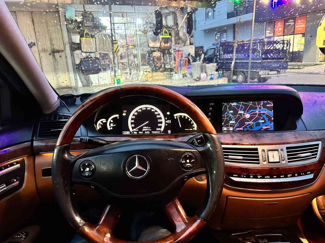 Mercedes Benz s550 2008
مواسەفات یابانی 
V8بێ تۆربۆ مەرغوب
هەموو گیانی ئیش ئەکا 
گێڕ و مەکینە و کارەبای بە شەرت
چوپەکانی مەزبوەت ئیش ئەکا 
٢ پەڵەی بچوک بۆیاخی هەیە ڕەسمی سۆنەریم داناوە
٧٧$ مەجالێکی زۆر کەم 
بێ کۆدە بەیانی بیکە بە ناوی خۆتەوە
***********
