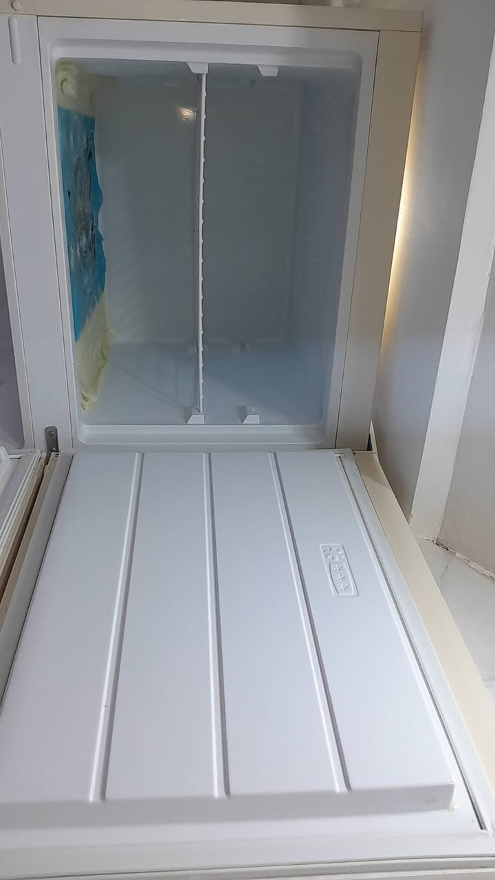 ثلاجه حجم كبير اخت الجديدة نظيفة استخدام قليل سعر 350 فقط واتساب *********** مكاني الشعلة
