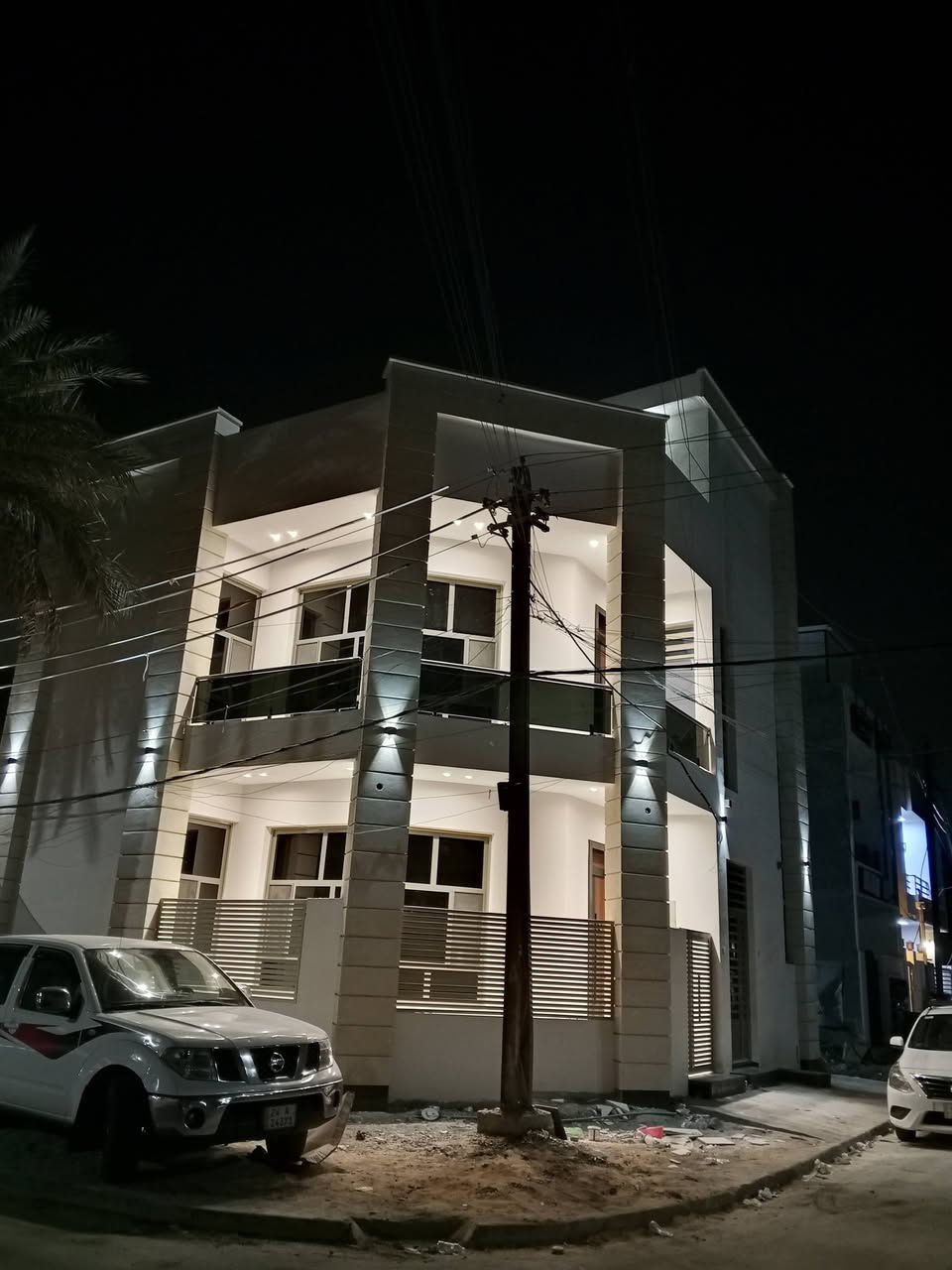 السلام عليكم ورحمة الله
من رخصه المدير.
ايقونه هندسيه راقيه جدا وتصميم عصري 
دار لايجار بناء جديد فقط مكاتب أو شركه فقط 
حي الجامعة. قرب جامع ملا احويش ***********
